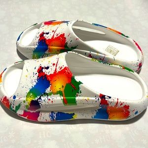Multi colors sandals.